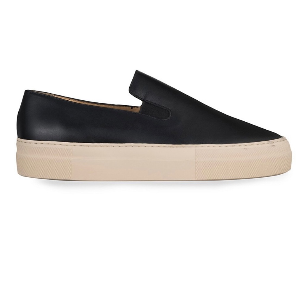 Frame’s DS Le Ren leather sneaker is styled with a round toe and chunky sole.